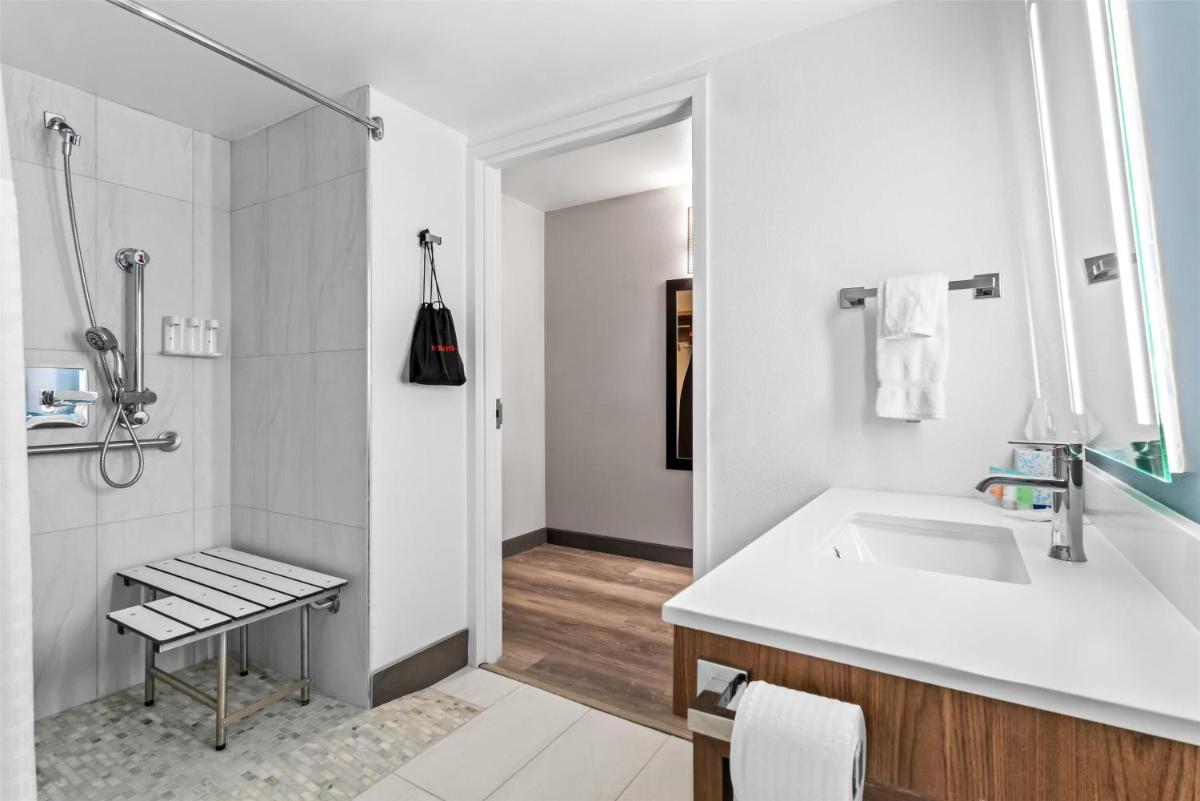 Red Lion Hotel Cheyenne - Housity