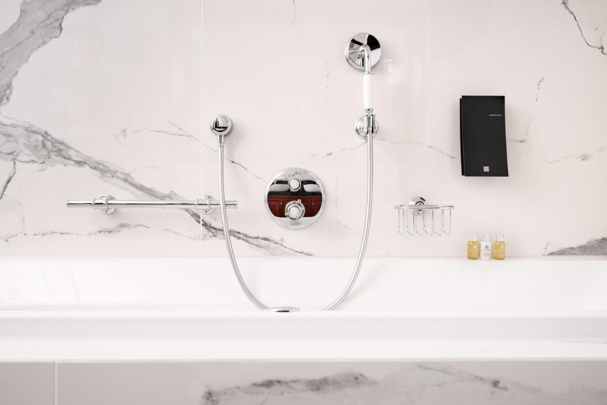 Ein Badezimmer in der Unterkunft Hotel Dollenberg