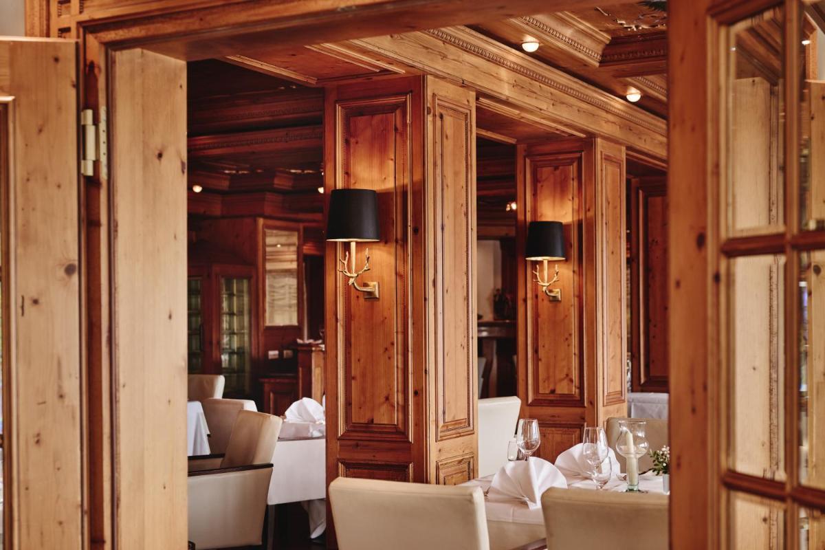 Ein Restaurant oder anderes Speiselokal in der Unterkunft Hotel Dollenberg
