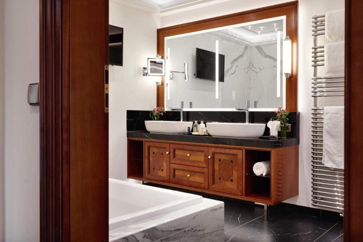 Ein Badezimmer in der Unterkunft Hotel Dollenberg