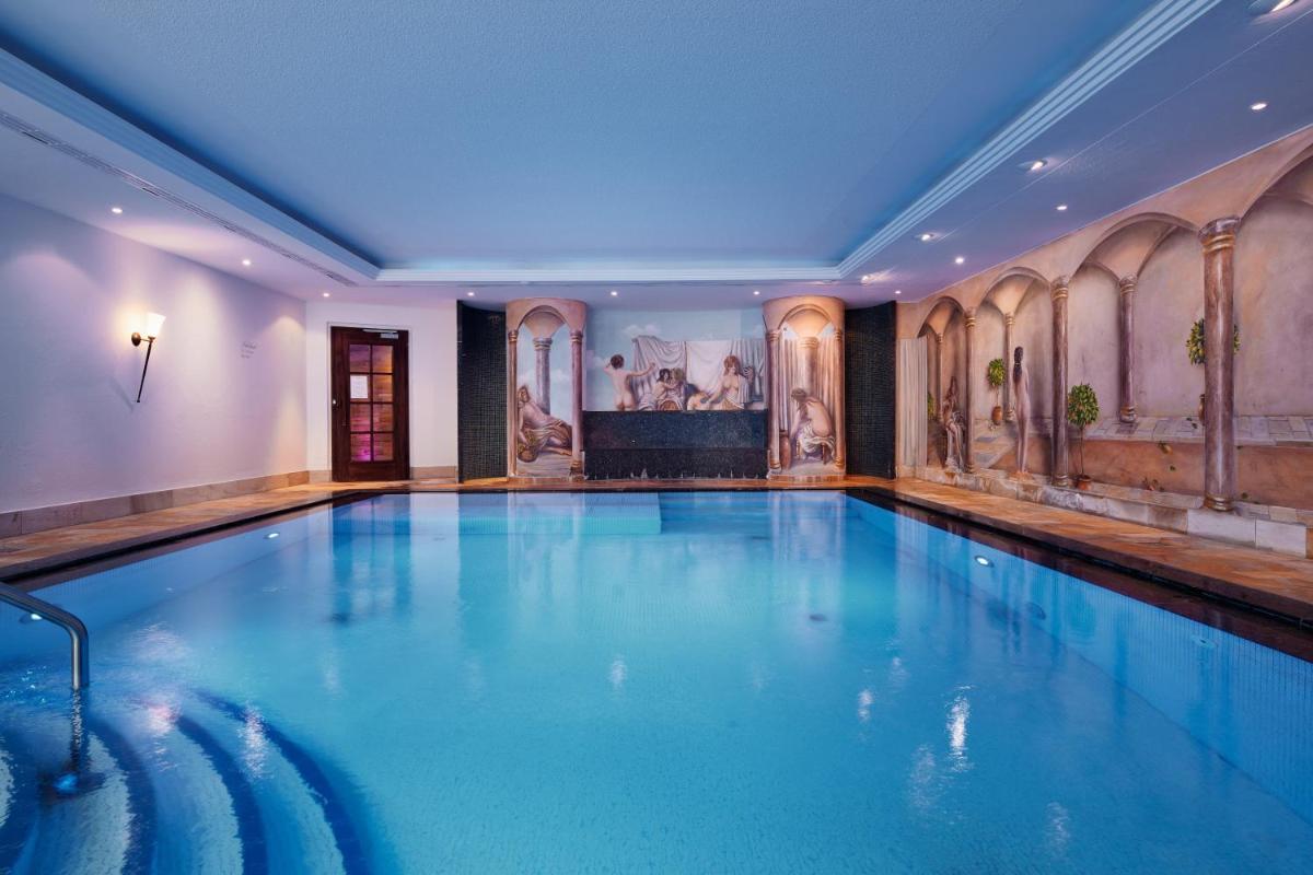 Der Swimmingpool an oder in der Nähe von Hotel Dollenberg