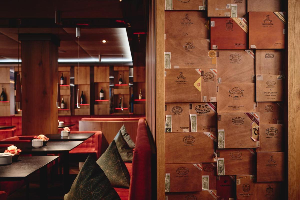 Ein Restaurant oder anderes Speiselokal in der Unterkunft Hotel Dollenberg