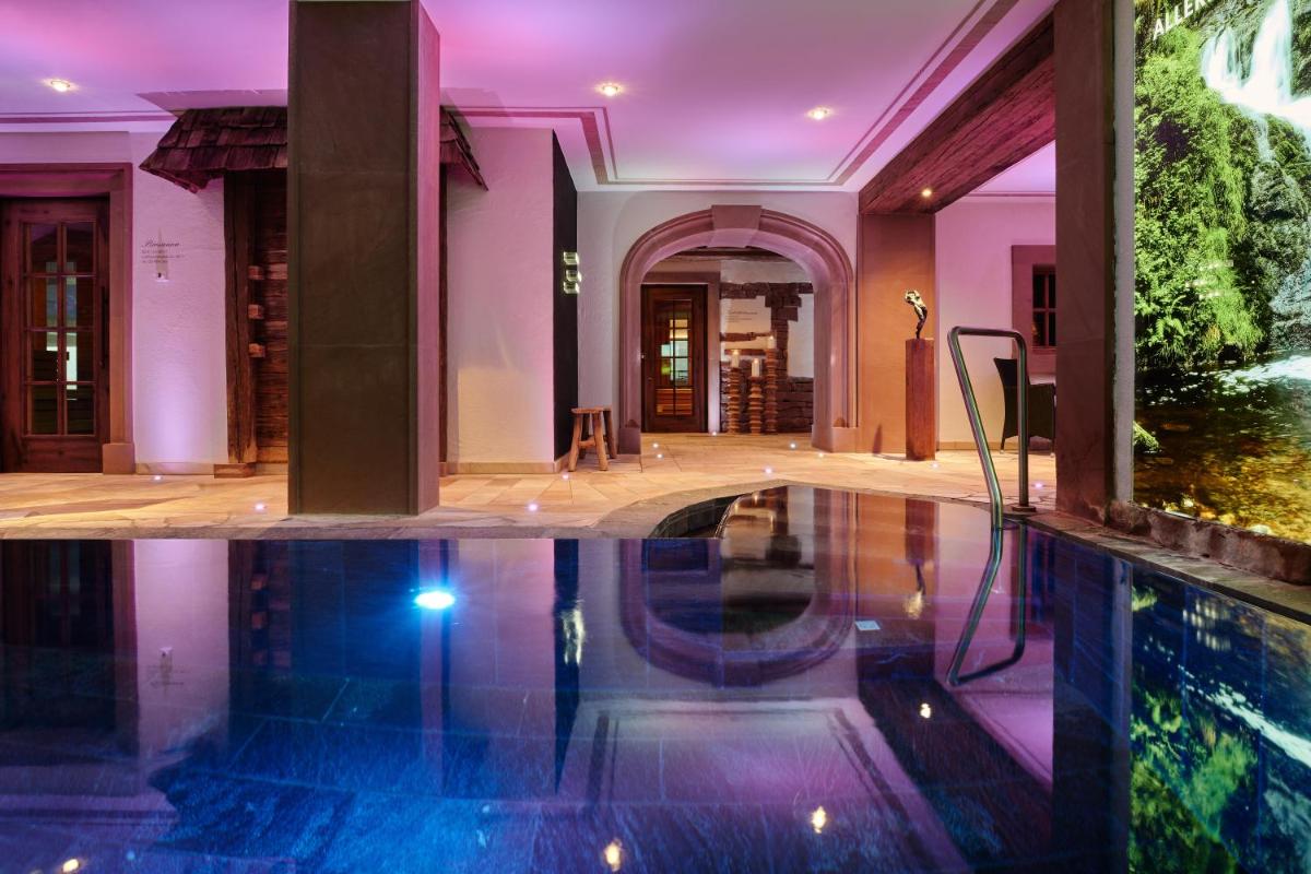 Der Swimmingpool an oder in der Nähe von Hotel Dollenberg