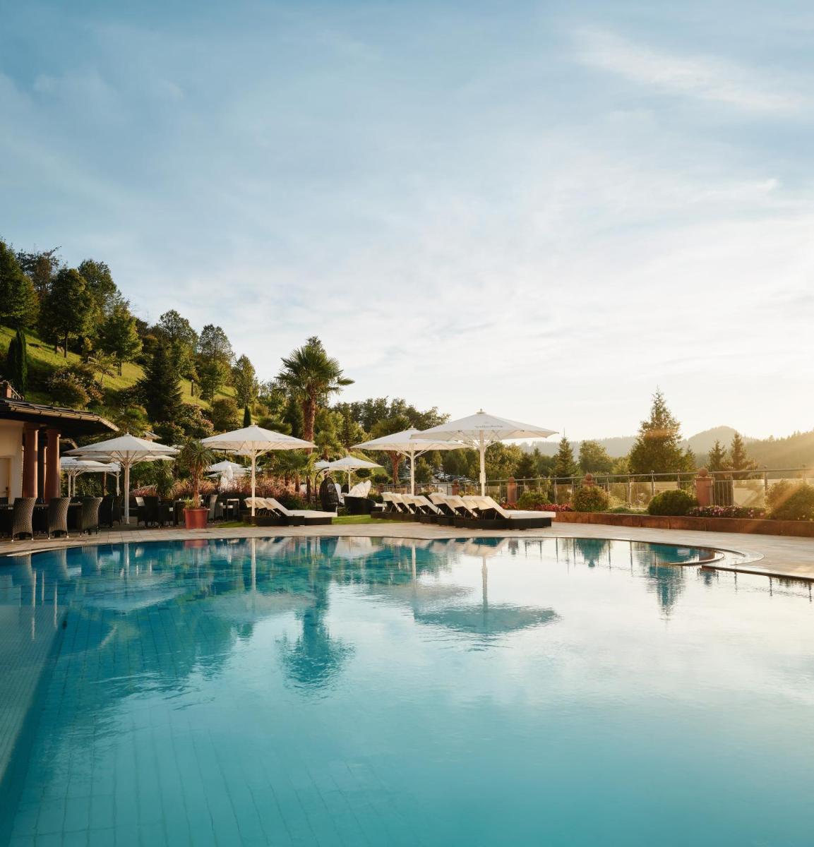 Der Swimmingpool an oder in der Nähe von Hotel Dollenberg