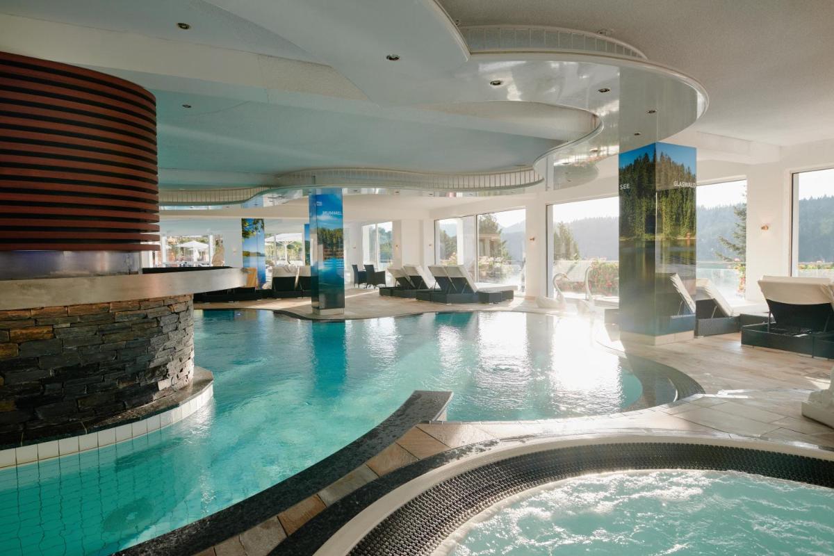 Der Swimmingpool an oder in der Nähe von Hotel Dollenberg
