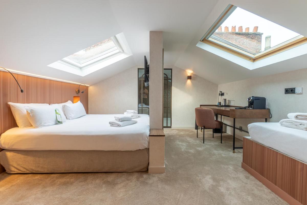 une chambre d'hôtel avec deux lits et un bureau dans l'établissement Atypik Hotel, à Clichy