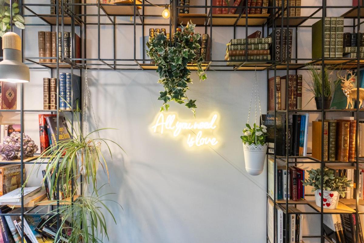 Bibliothèque dans l'hôtel