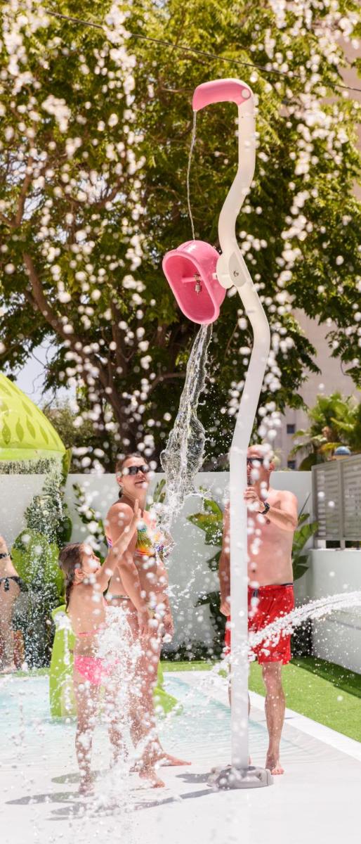 Tres niños de pie en una piscina jugando en una fuente en RH Princesa Hotel & Spa 4* Sup, en Benidorm