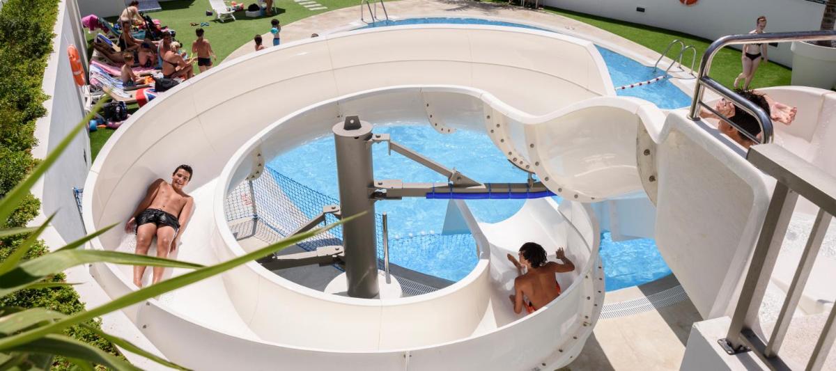 Un tobogán en un parque acuático con gente dentro. en RH Princesa Hotel & Spa 4* Sup, en Benidorm