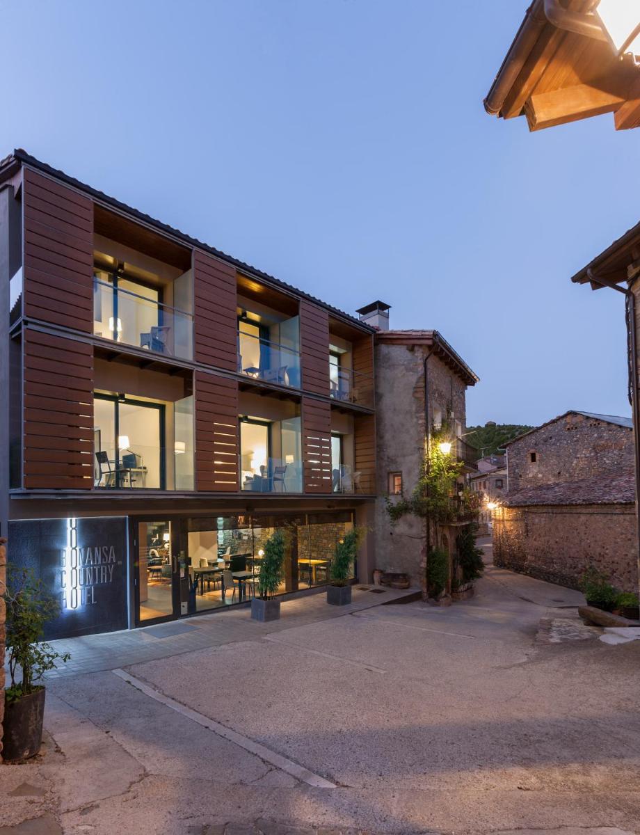 un edificio grande con muchas ventanas en Bonansa Country Hotel, en Bonansa
