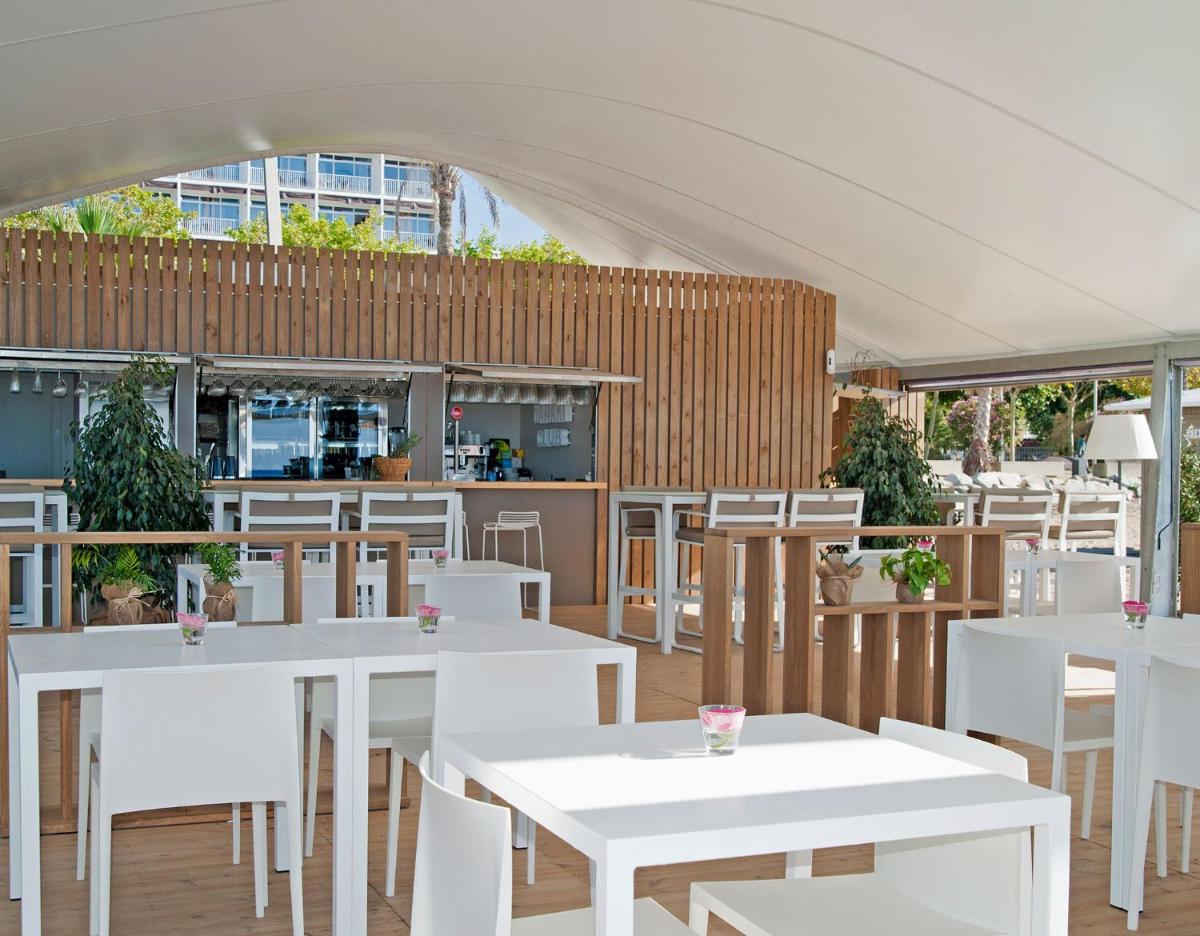Un restaurante o sitio para comer en KAKTUS Hotel Kaktus Playa - Adults Recommended