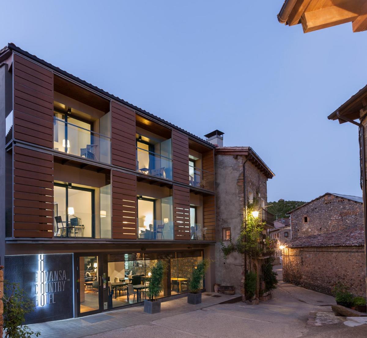 - Vistas al exterior de una casa con ventanas grandes en Bonansa Country Hotel, en Bonansa