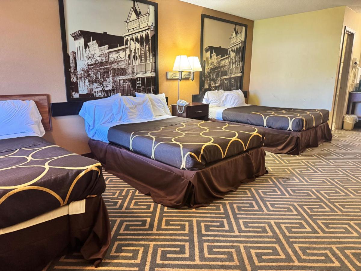 Super 8 by Wyndham Laurel - Housity