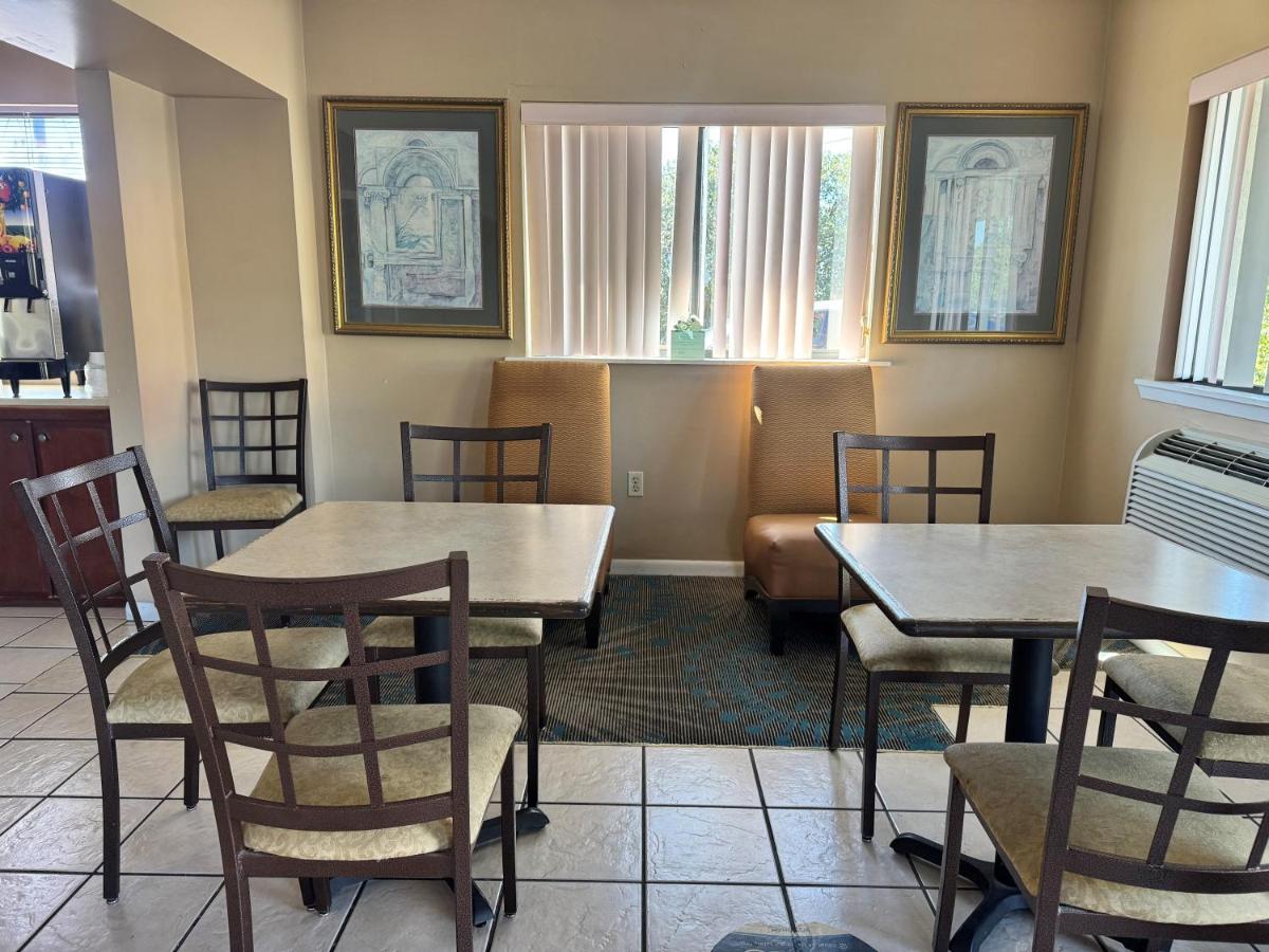 Super 8 by Wyndham Laurel - Housity