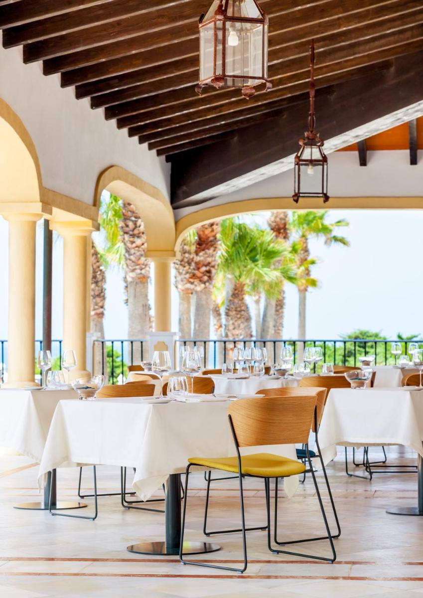Un restaurante o sitio para comer en Iberostar Selection Andalucia Playa