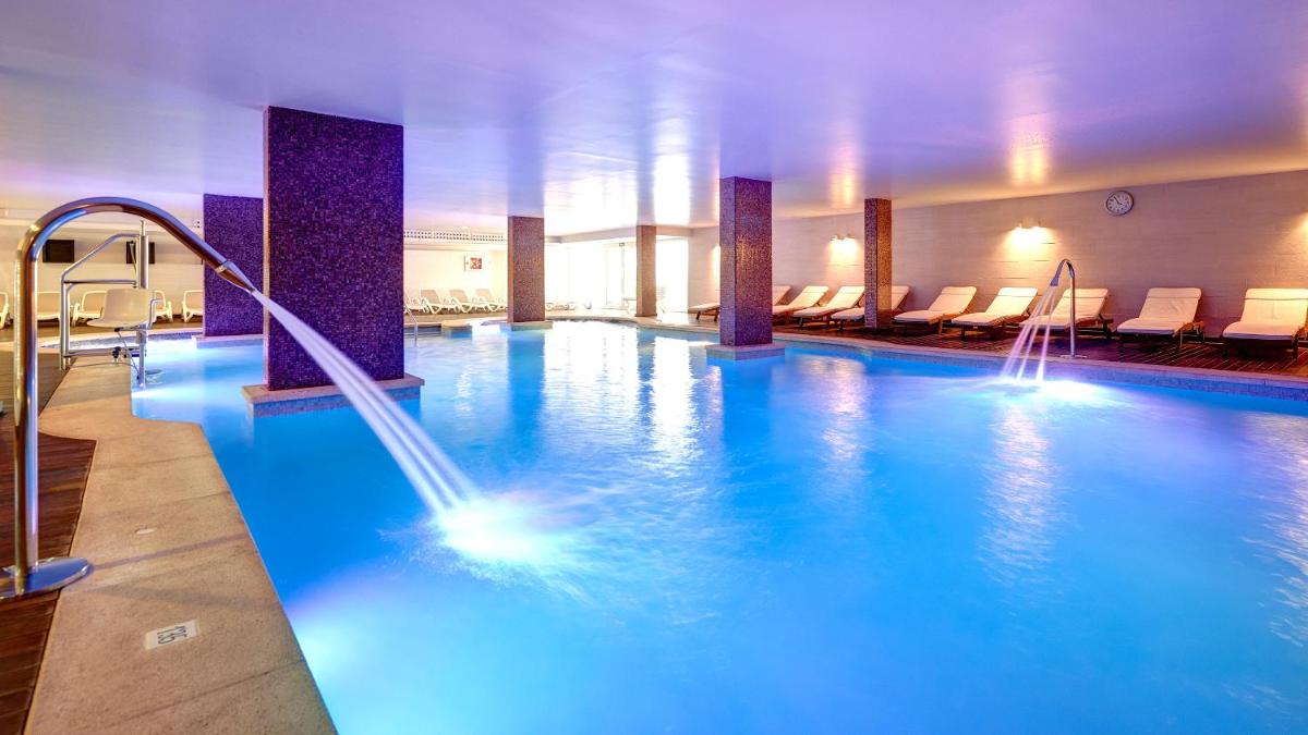una gran piscina de agua azul en un hotel en Hipotels Mediterraneo Hotel - Adults Only, en Sa Coma