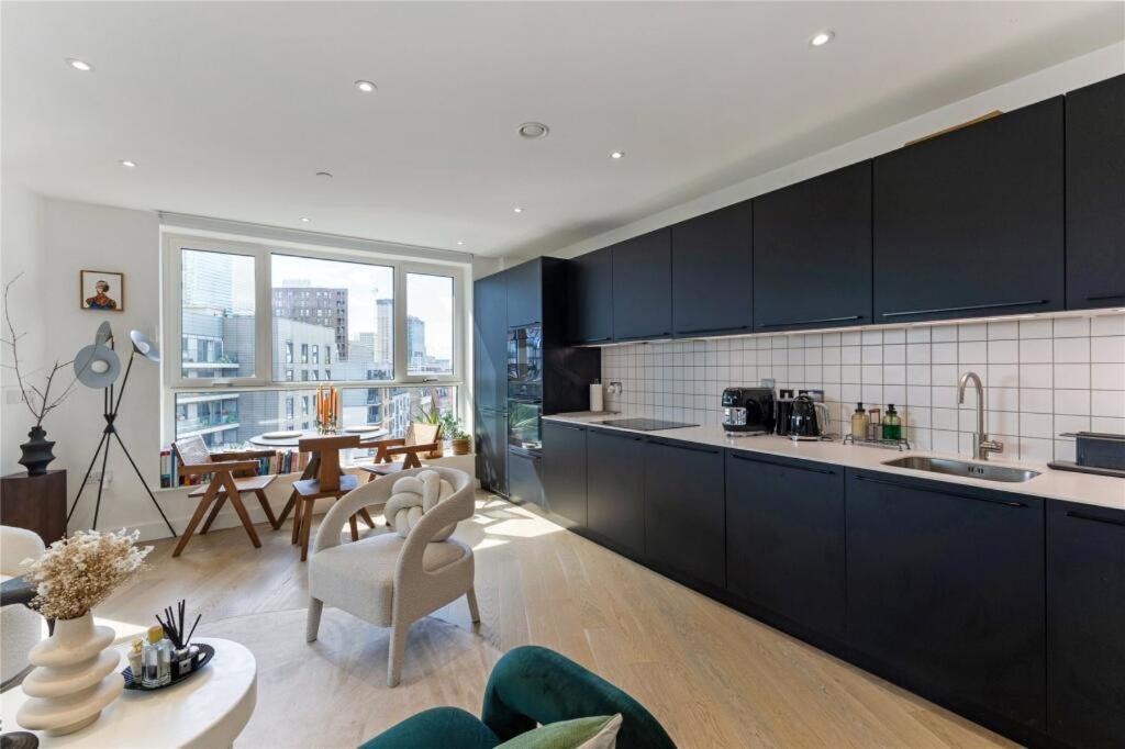 Luxury, Modern, & Artsy Apartment by Canary Wharf - Housity