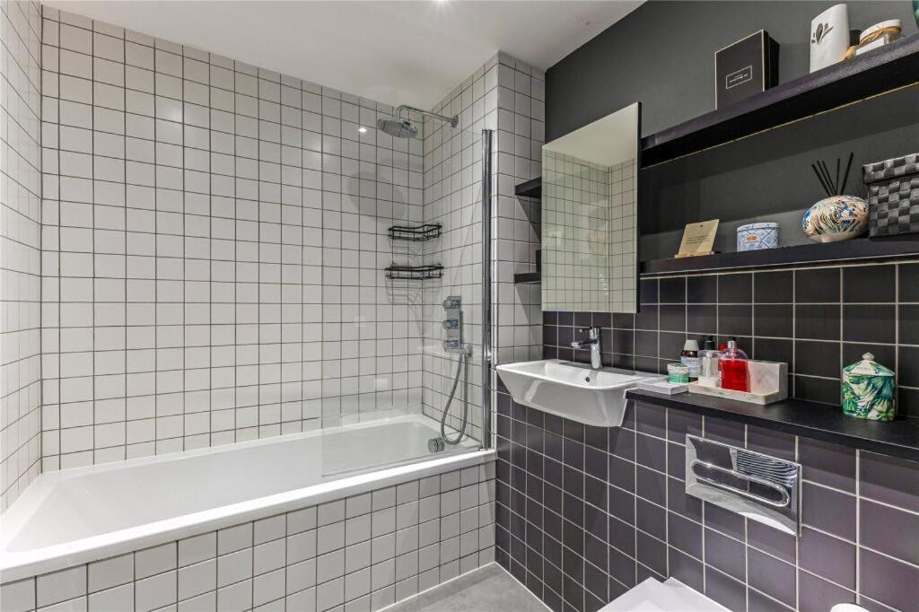 Luxury, Modern, & Artsy Apartment by Canary Wharf - Housity