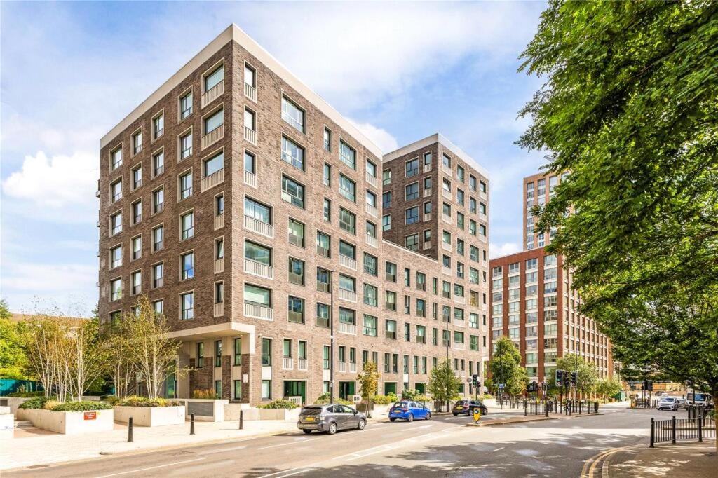 Luxury, Modern, & Artsy Apartment by Canary Wharf - Housity
