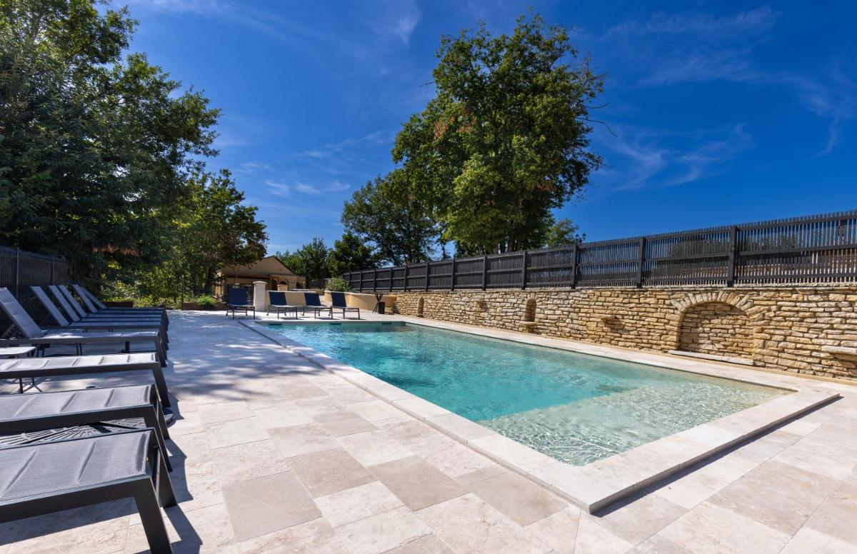 Piscine de l'établissement La Perle de Domme ou située à proximité