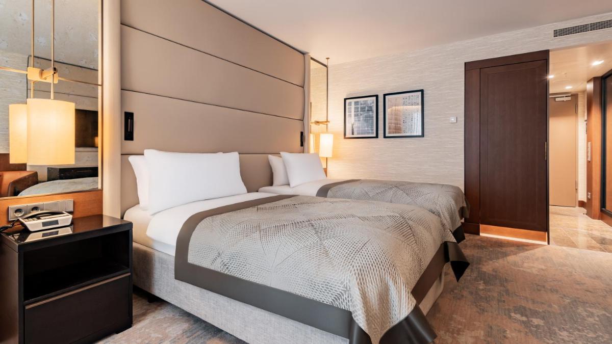 Ein Bett oder Betten in einem Zimmer der Unterkunft InterContinental Berlin by IHG