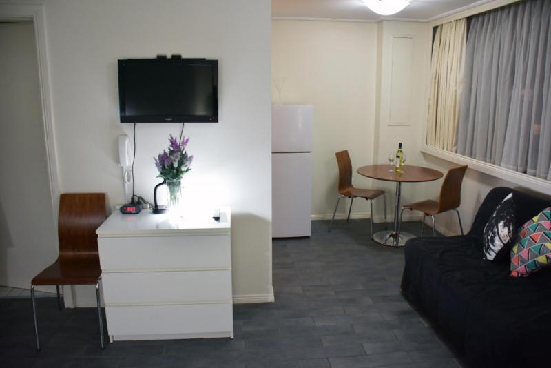 Accommodation Sydney CBD - Hyde Park Plaza Park View 38 College Street Studio Apartment - Housity