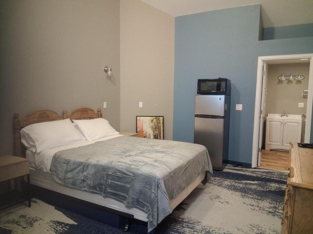 Cabins on Main Longmont - Housity