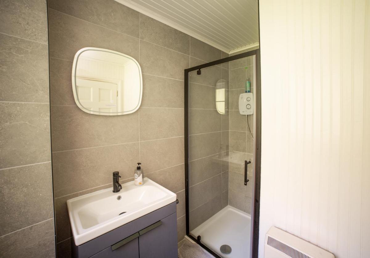 Large Newly Refurbished Lakeside Chalet With Optional Private Hot Tub - Housity