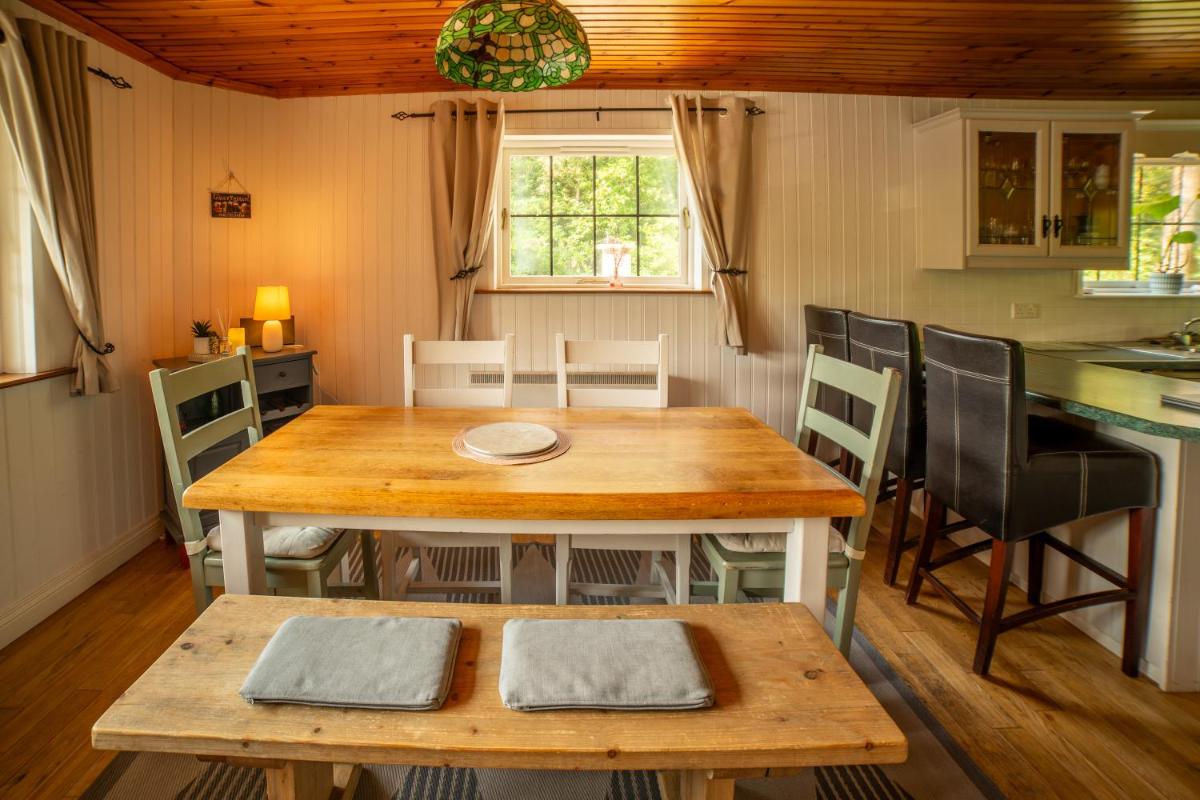 Large Newly Refurbished Lakeside Chalet With Optional Private Hot Tub - Housity