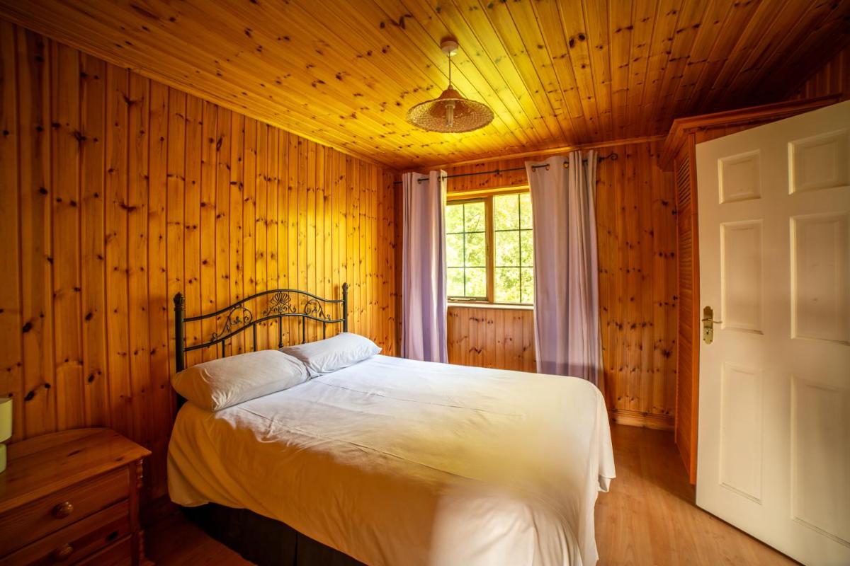 Large Newly Refurbished Lakeside Chalet With Optional Private Hot Tub - Housity
