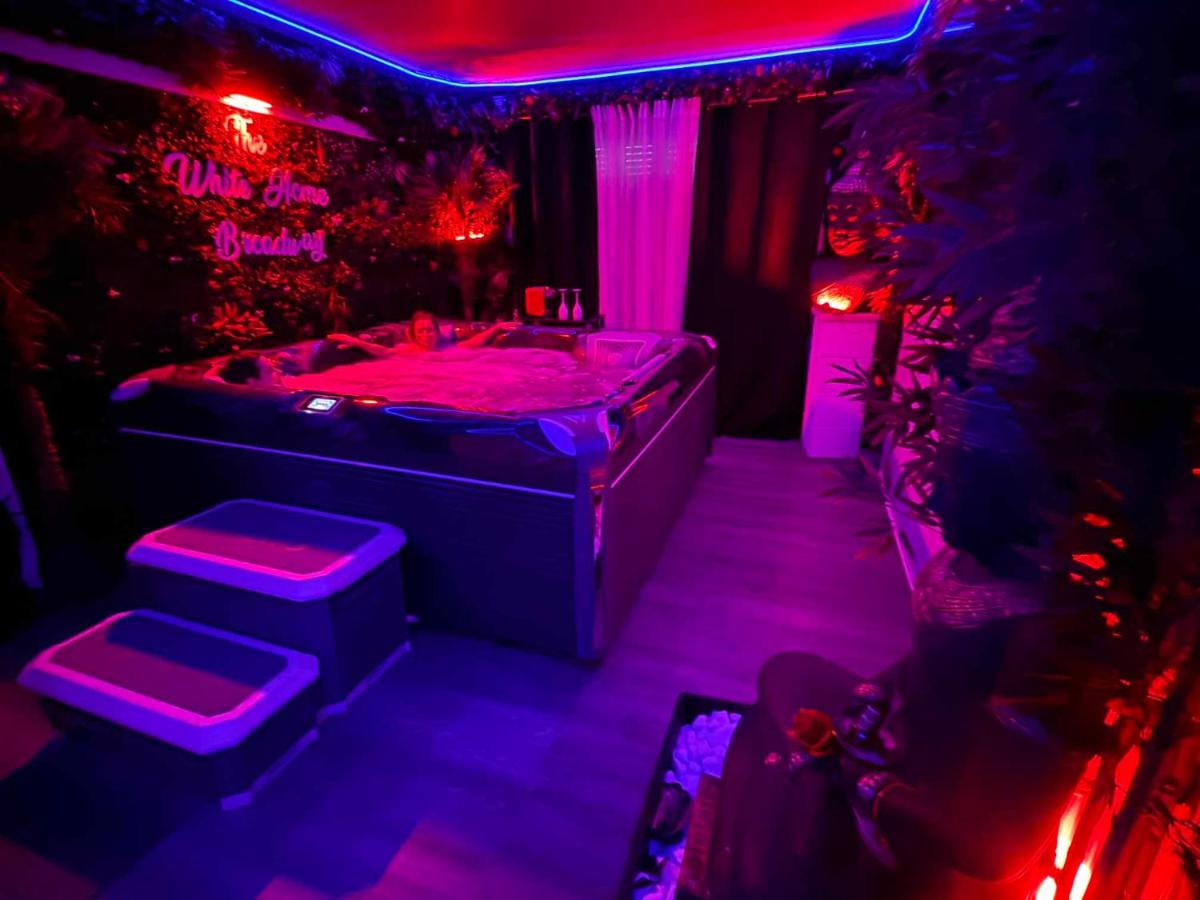 The White Home Broadway Love Room - Hizvo