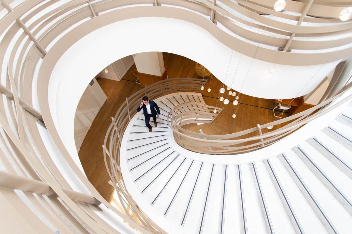 un homme descendant un escalier en colimaçon dans l'établissement Renaissance Aix-en-Provence Hotel, à Aix-en-Provence 65 autres photos