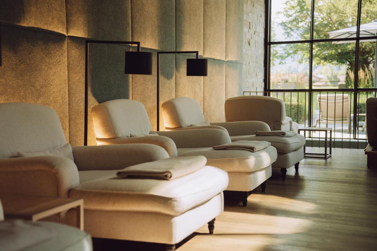 Ein Sitzbereich in der Unterkunft Parkhotel Egerner Höfe
