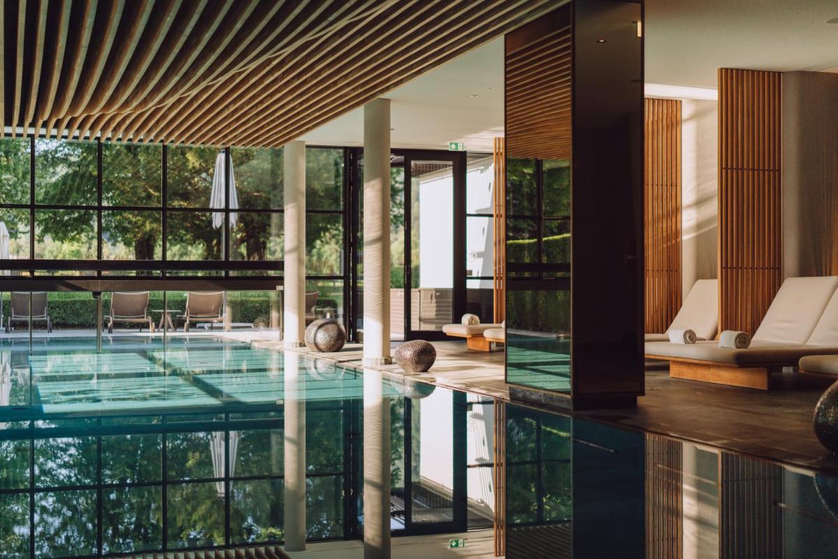 Der Swimmingpool an oder in der Nähe von Parkhotel Egerner Höfe