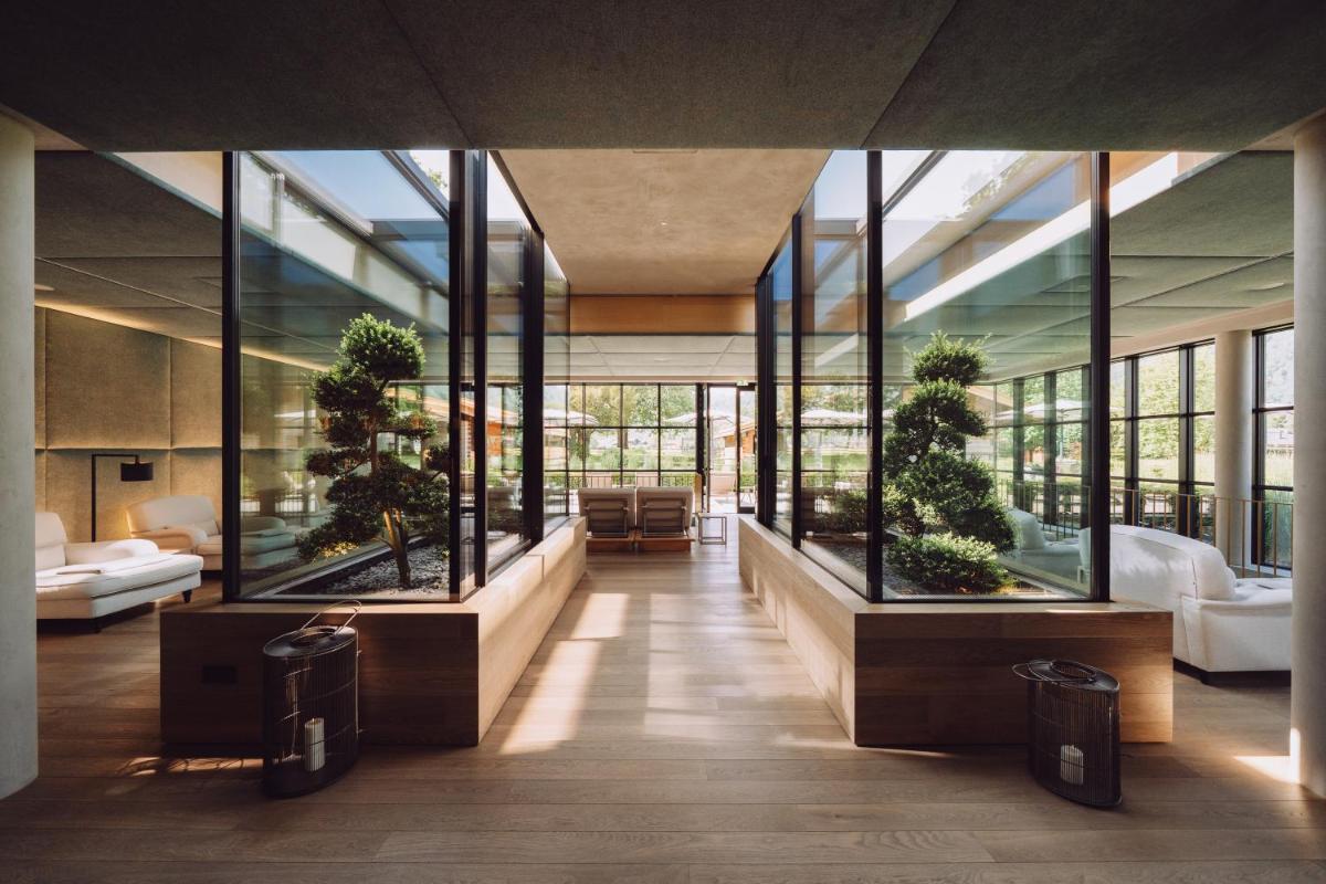 Ein Sitzbereich in der Unterkunft Parkhotel Egerner Höfe