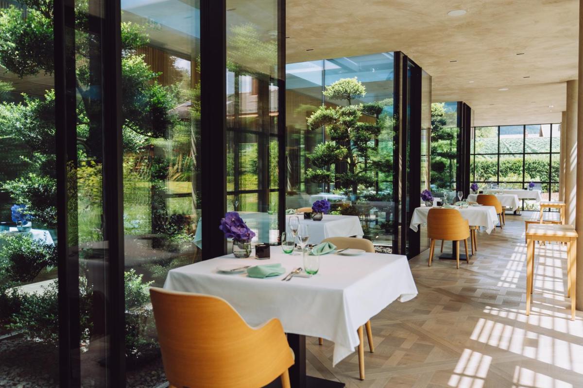 Ein Restaurant oder anderes Speiselokal in der Unterkunft Parkhotel Egerner Höfe