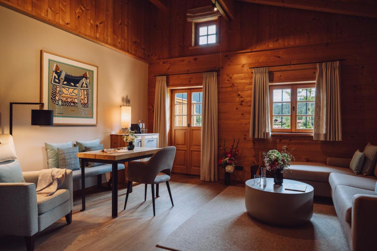 Ein Sitzbereich in der Unterkunft Parkhotel Egerner Höfe