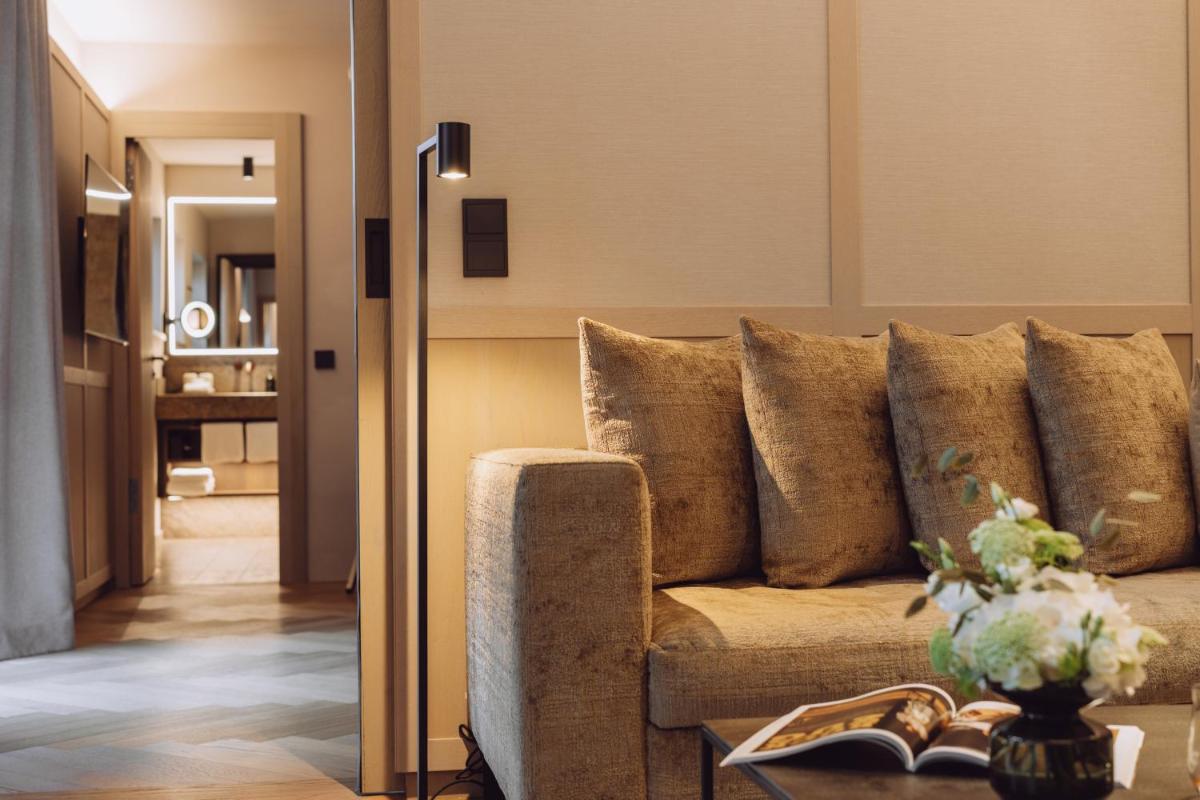 Ein Sitzbereich in der Unterkunft Parkhotel Egerner Höfe