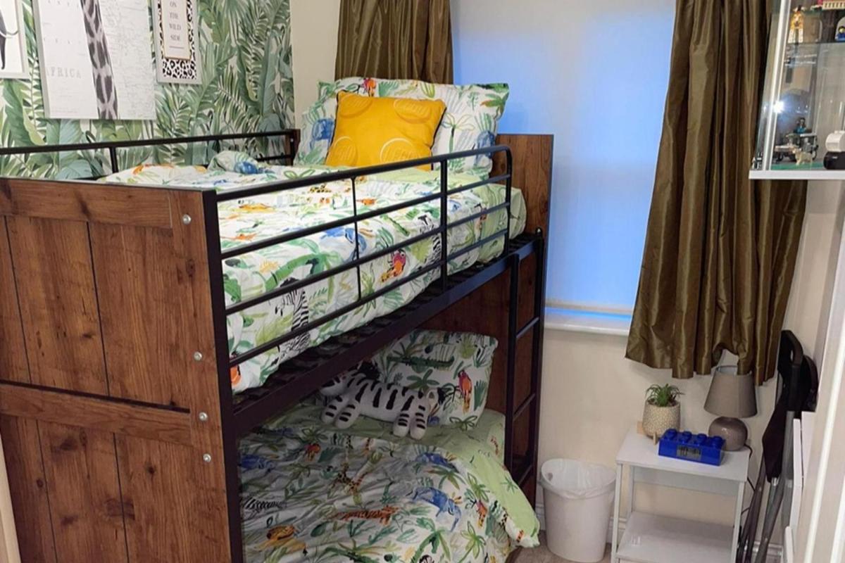 3 Bed Lego Themed Home - Sleeps 6 - Wifi Parking - Hizvo