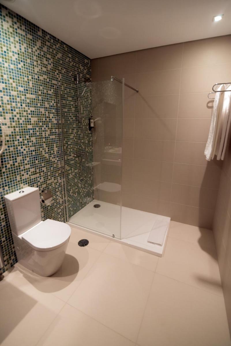 Uma casa de banho em LAM Hotel Celorico de Basto