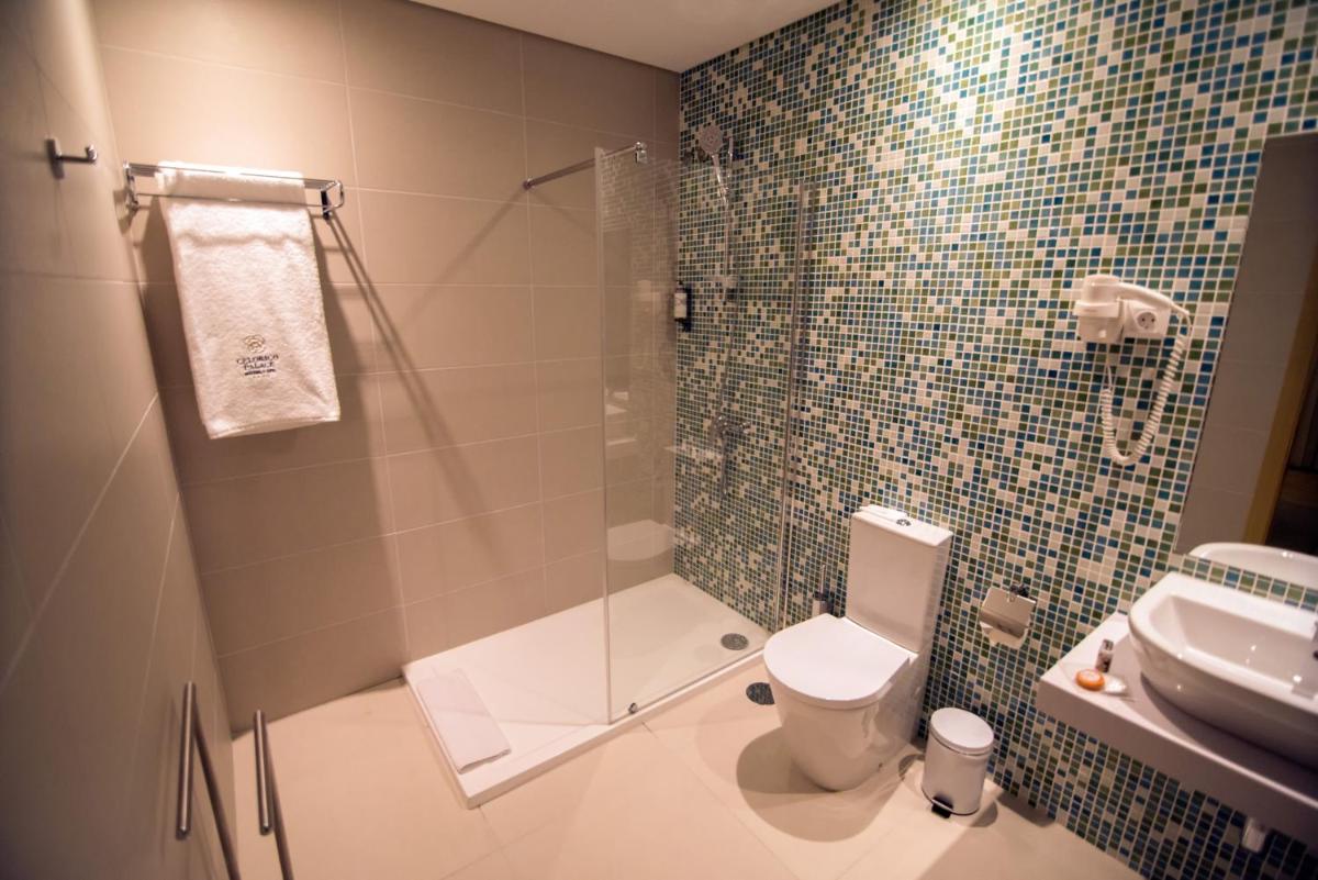 Uma casa de banho em LAM Hotel Celorico de Basto
