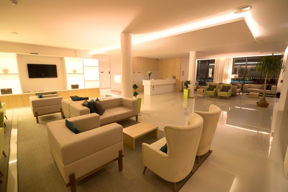 Uma televisão e/ou sistema de entretenimento em LAM Hotel Celorico de Basto