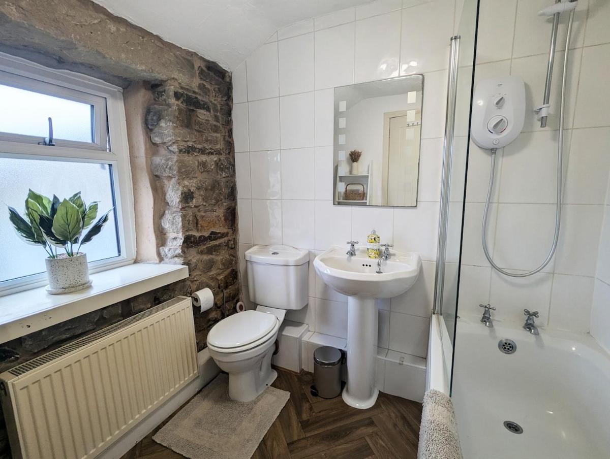 Beautiful Waterfall Cottage with Countryside Walks - Housity