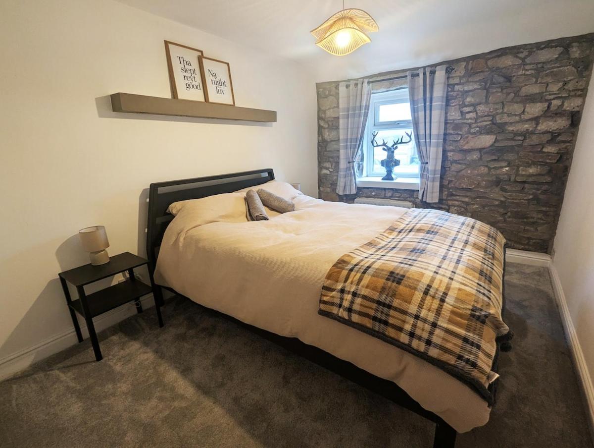 Beautiful Waterfall Cottage with Countryside Walks - Housity