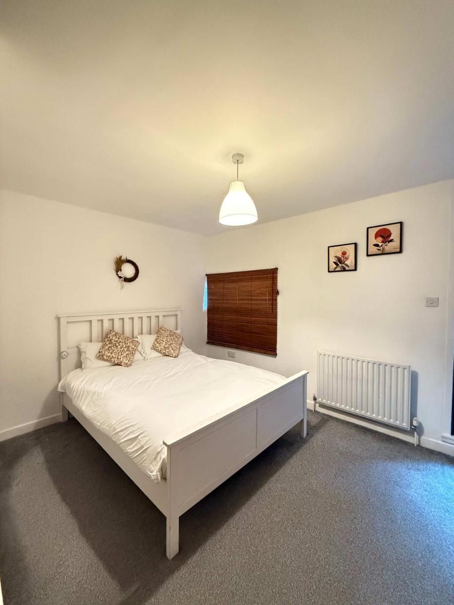 Muirhouse 2BR Apartment with Free Parking - Housity
