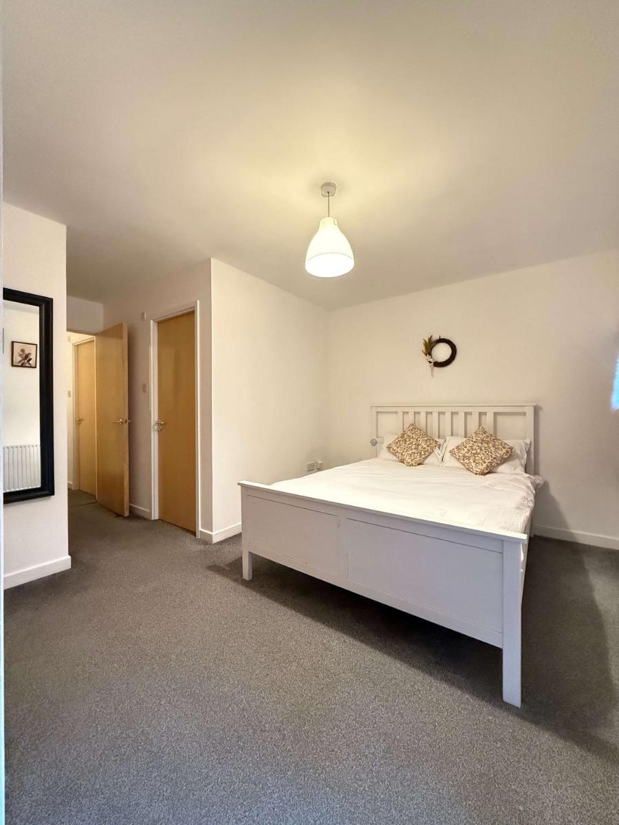 Muirhouse 2BR Apartment with Free Parking - Housity