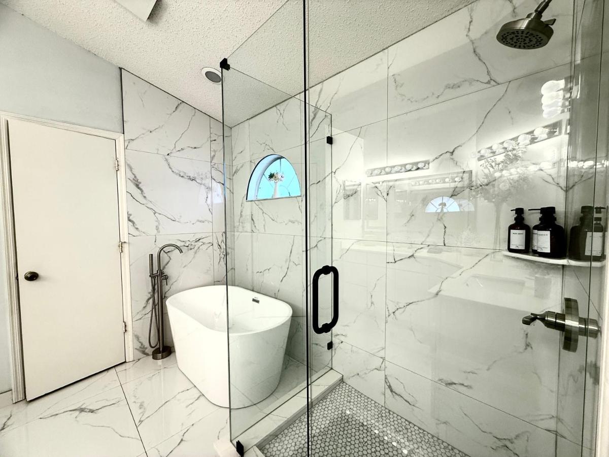 Tampa Getaway Pool House - Housity