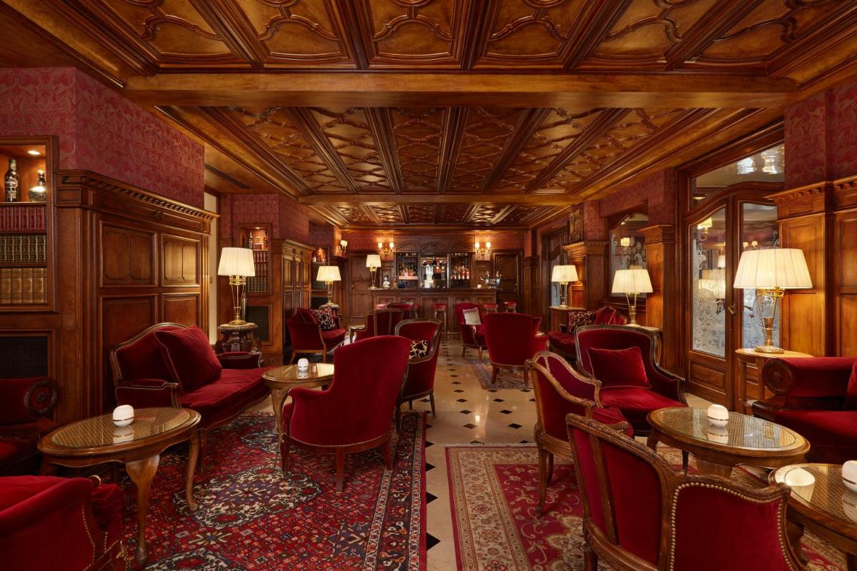 Coin salon dans l'établissement Hôtel Regina Louvre Coin salon dans l'établissement Hôtel Regina Louvre