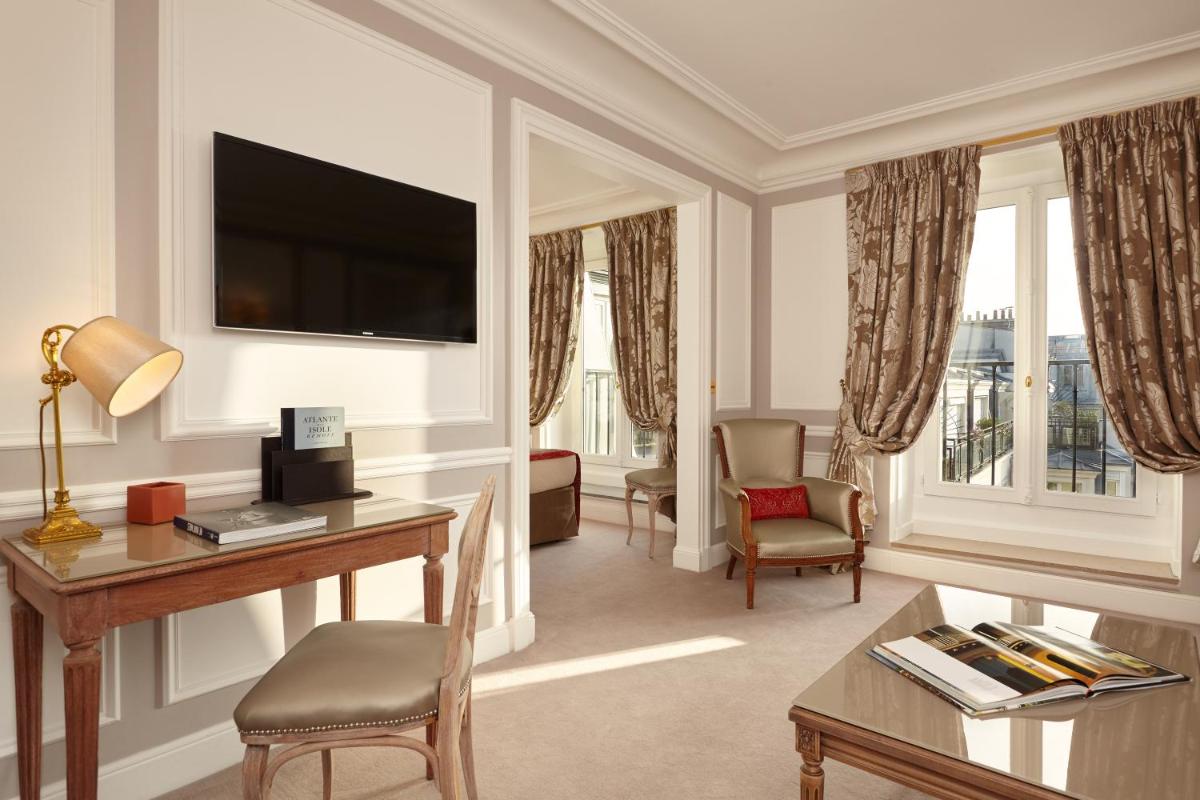 Télévision ou salle de divertissement dans l'établissement Hôtel Regina Louvre