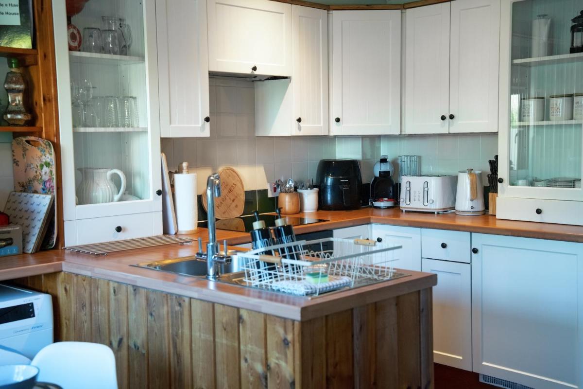 Country Style, 2 bedroom house, Parking and superb location - Hizvo